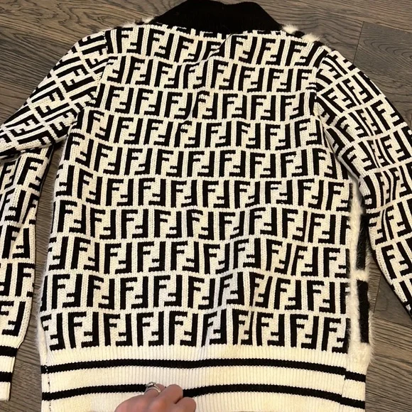 Sweater - Picture 4 of 4